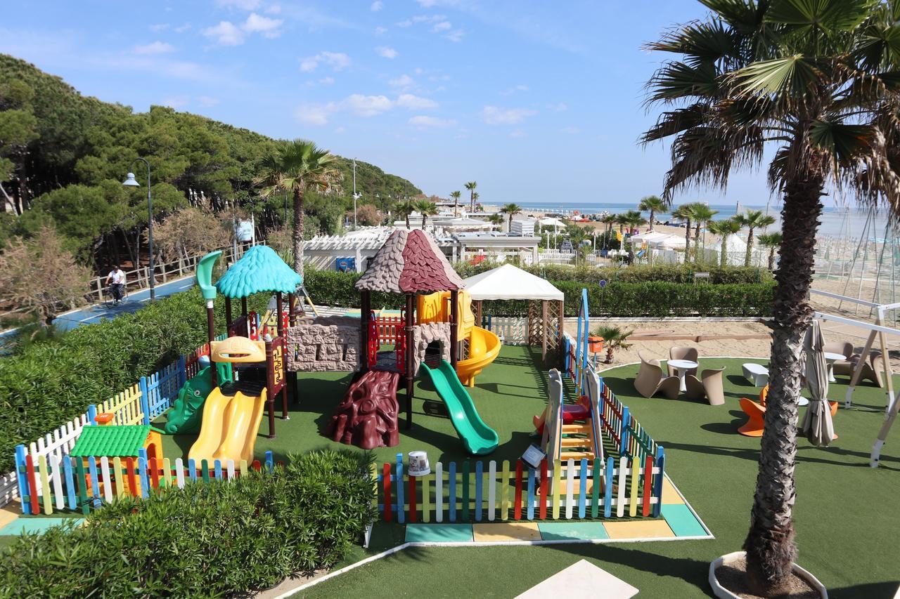 Hotel Astor Alba Adriatica Εξωτερικό φωτογραφία